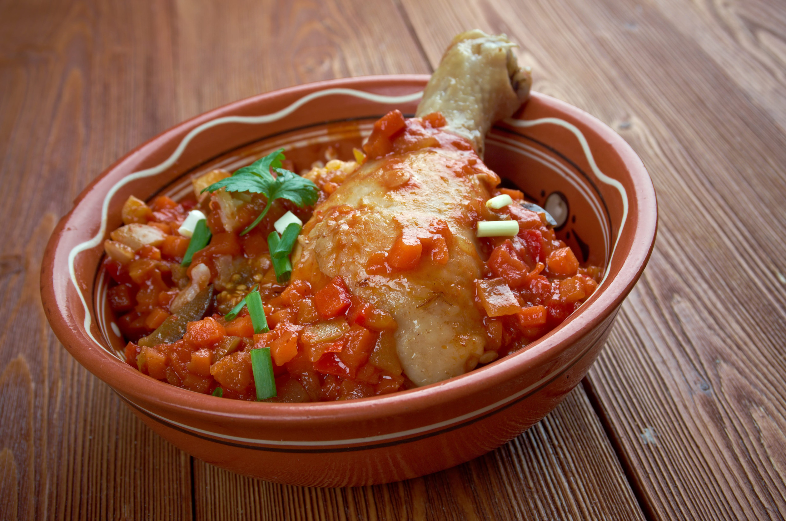 Kedjenou poulet presented on a table